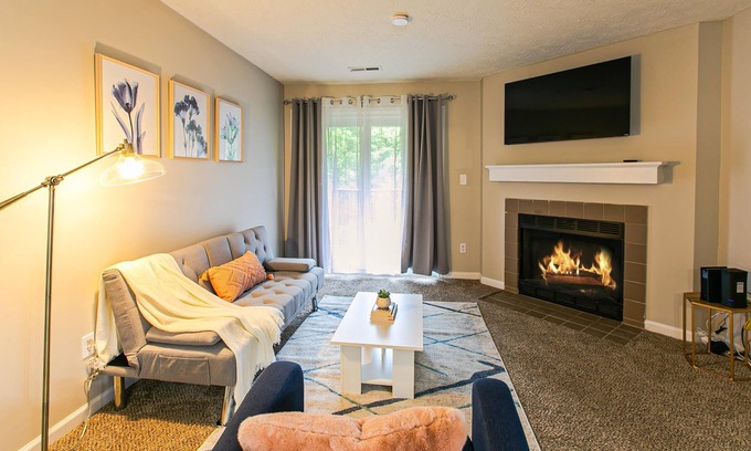 Parkdale Apartment | COZY 2BR/2BA w/pool, balcony + FREE parking