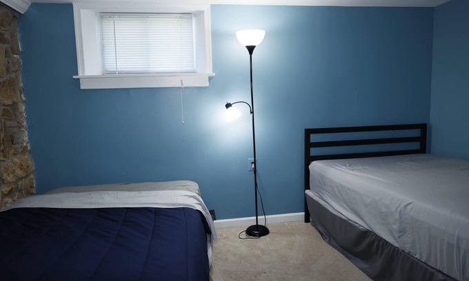 Hybla Valley House | Cozy 2BR basement aparment in Alexandria