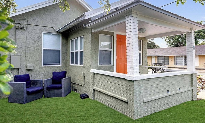 Lake Worth House | Cozy 2BR Getaway in Lake Worth Beach – Walk to the Ocean!