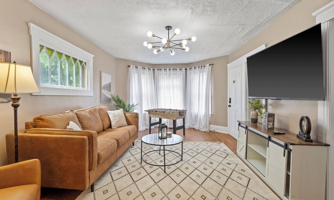 Southside Apartment | Cozy 2BR Near Destiny USA, Syracuse Uni,Zoo & Downtown
