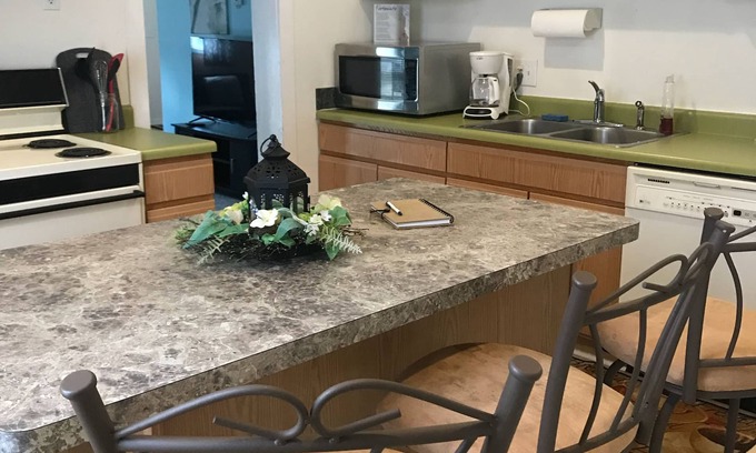 Adrian Apartment | Cozy 2nd story Flat near downtown