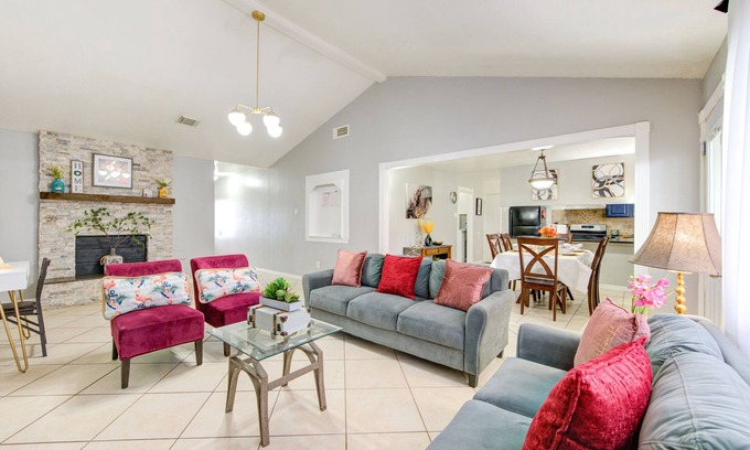 Houston House | Cozy 3 bed 2 bath 17 min from Bush airport. Monthly stays.