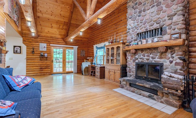 Chili Cabin | Cozy 3-bedroom cabin with WiFi and AC in tranquil Greenwood