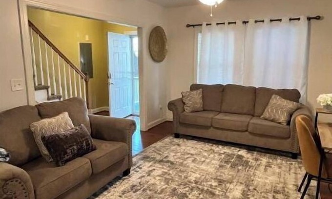 Norfolk House | COZY 3 bedroom Getaway GEM, Close to All Sleeps 6!