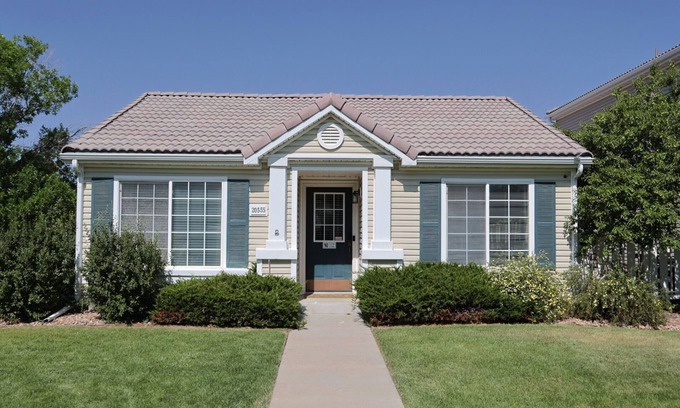 Green Valley Ranch House | Cozy 3Bed, 1.5Bath Bungalow Close to DEN Airport, Great Sideyard, AC/Heater Wifi