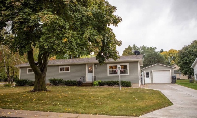 Marshfield House | Cozy 3BR 1.5B Home in Marshfield Snow Removal Incl