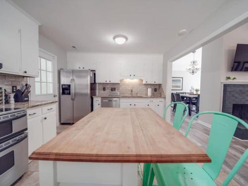 Biddleville House | Cozy 3BR Bungalow - City Views - Firepit -Football