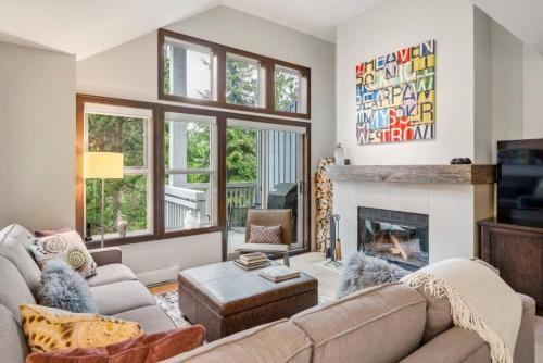 Blackcomb House | Cozy 3BR Home, Sleeps 6 ,Hot Tub, Patio, BBQ, Free Parking