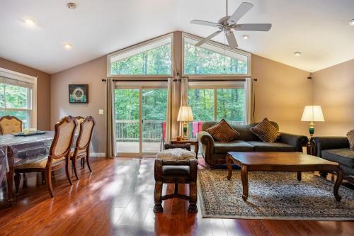 Livingston House | Cozy 3Br Lake Retreat with BBQ & Fire Pit