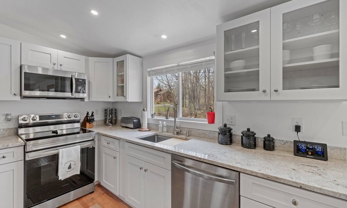Bethlehem House | Cozy 3BR Retreat in Downtown Bethlehem - Hot Tub, Trails, Near Ski & Hike