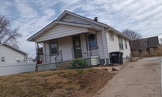 Omaha House | Cozy 4-bedroom house with WiFi, AC in lovely Omaha