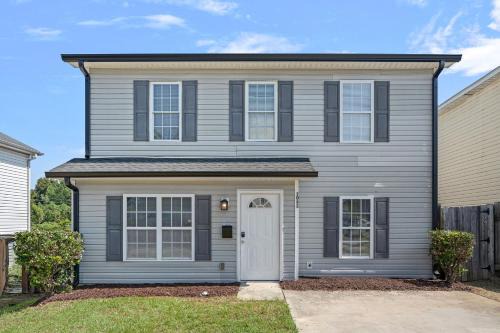 Charlotte House | Cozy 4BR Home Near Uptown -King Bed- Jacuzzi