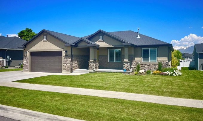Sunset Heights House | Cozy 6 bedroom with tons of living and sleep space