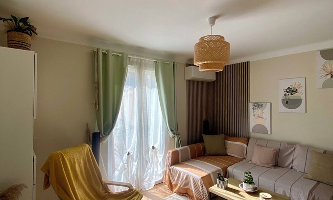 Entraigues-sur-la-Sorgue Apartment | Cozy Apartment in the Heart of a Provençal Village – 2 Bedrooms + Balcony