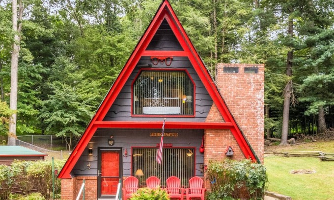 Bent Creek Cabin | Cozy A Frame, 15 Minutes to Asheville, Hot Tub, and Games!