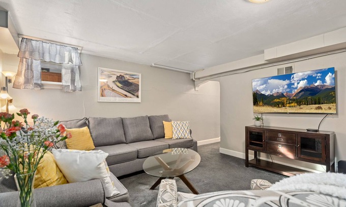 Old Town West Apartment | Cozy Abode on Mountain Ave – Walk to Old Town!