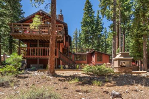 Ridgewood House | Cozy and central Tahoe cabin with private hot-tub outdoor fireplaces close to slopes