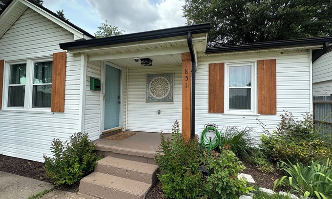 Norman House | Cozy and charming 2-bedroom house in Norman with EV charger. Close to downtown.