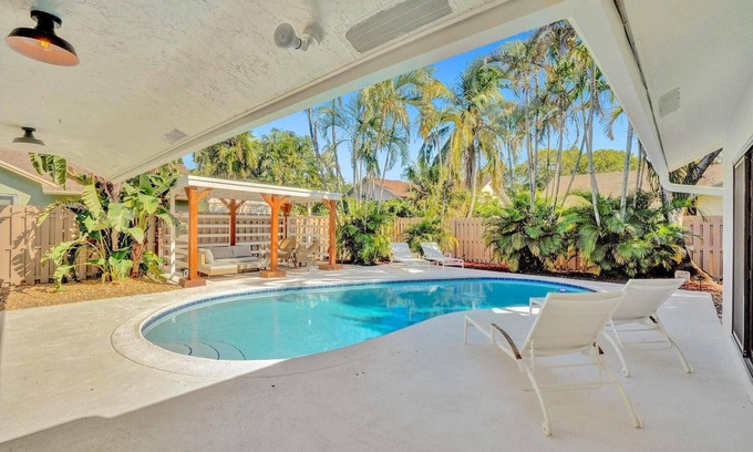 Tropic Palms House | Cozy and comfortable pool house!