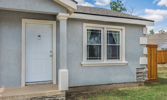 Amarillo House | Cozy and comfy 1-bedroom home w/washer-dryer set, located right on Rt 66