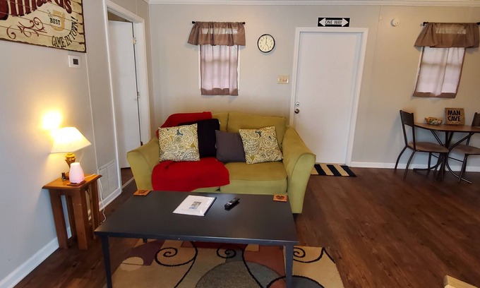 West Monroe House | Cozy and In the Middle of it all 2br/1ba - Extended Stay!