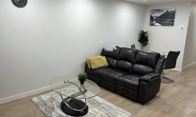 Northwest Calgary House | Cozy and Modern Basement Suite in NW Calgary – Close to Parks,Shops,and Downtown
