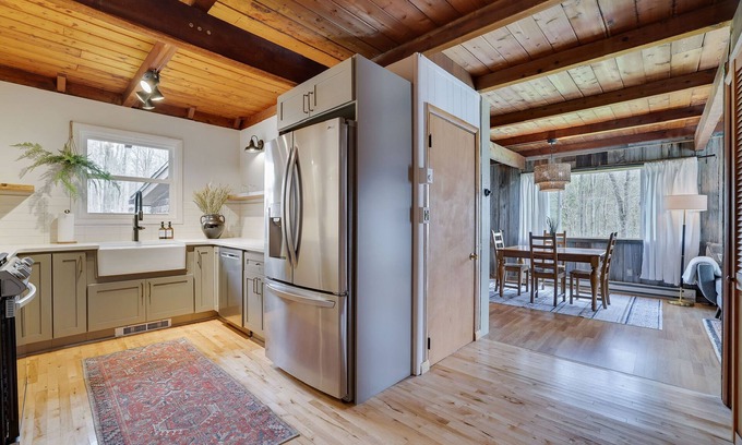 Greentown Cabin | Cozy and Modern Poconos Cabin close to Skytop and Lake Wallenpaupack!