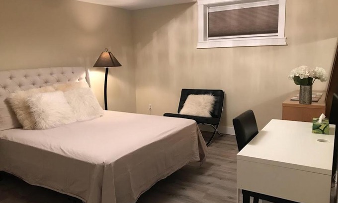 Signal Hill House | Cozy and Quiet Room with Private Bathroom