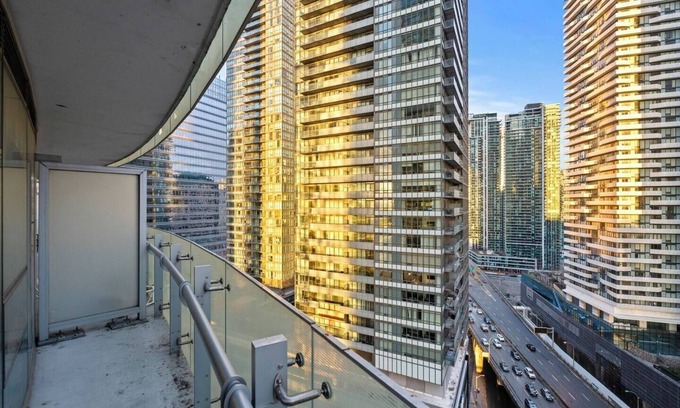 Central Waterfront Condo | Cozy and Sleep Modern Condo Heart of Downtown
