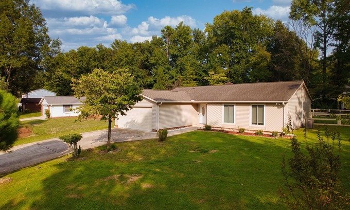 Charlotte House | Cozy and Spacious Ranch