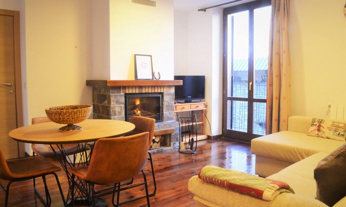 Esterri D'Aneu Apartment | Cozy apartment with a big fireplace