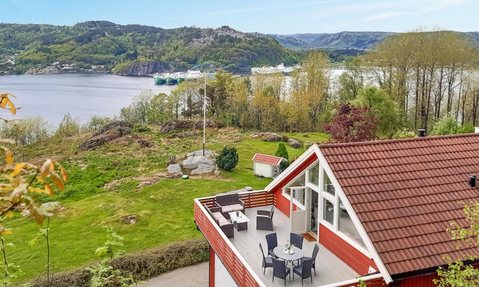 Lyngdal Apartment | Cozy apartment in Lyngdal with WiFi