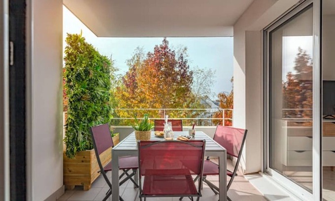 Lorient Apartment | Cozy apartment with large balcony and private parking