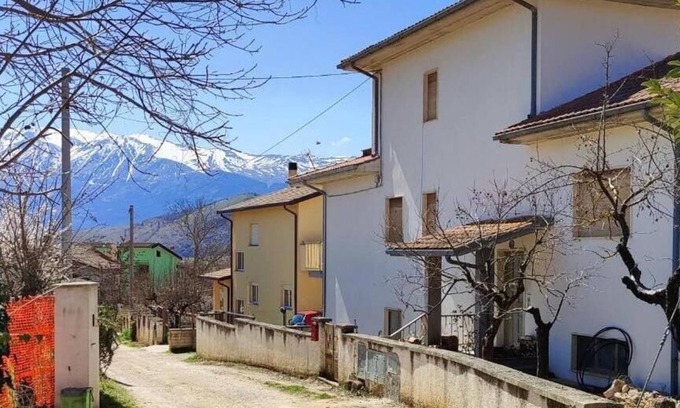 Tempera House | Cozy apartment with private garden and parking in L'Aquila