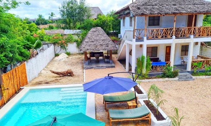 Jambiani Apartment | Cozy Apartment with Veranda and pool- Daima Chini