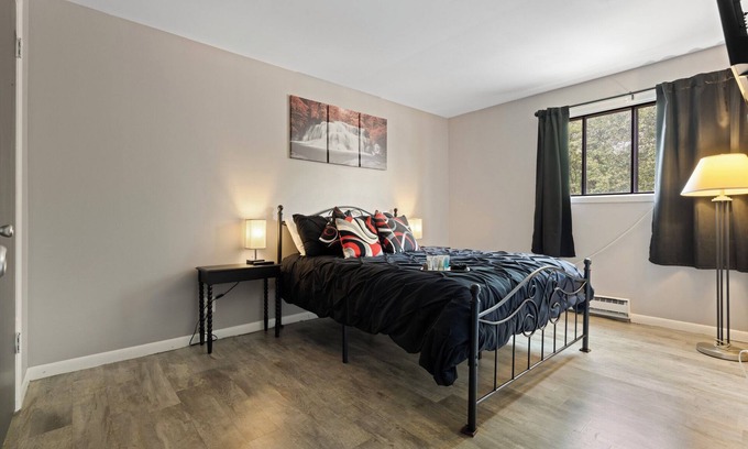 Aurora Apartment | Cozy apt Aurora/Sleeps 8/FREE Wifi/55"TV/Parking