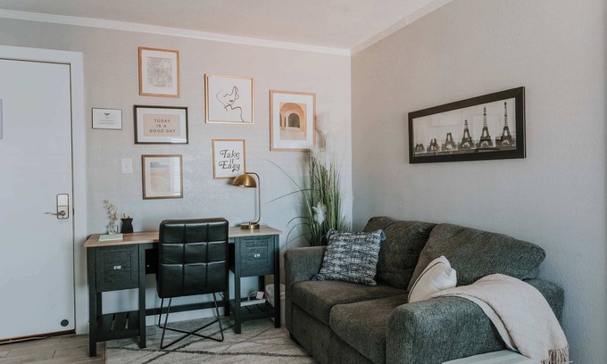 Barths Apartment | Cozy Apt on 38th- Queen bed and desk