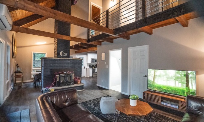 East Stroudsburg Cabin | Cozy Arctic Getaway w/Hot Tub near Bushkill Falls