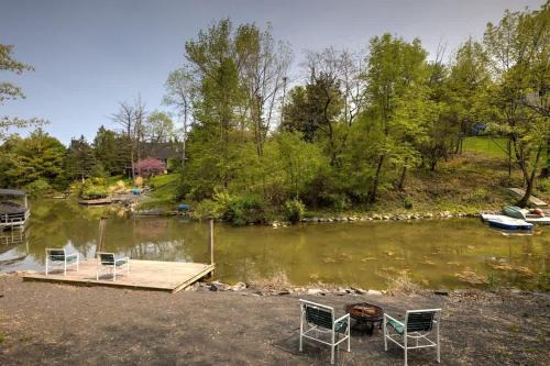 Athens House | Cozy Athens Cabin on the Lake with Hot Tub & Backyard