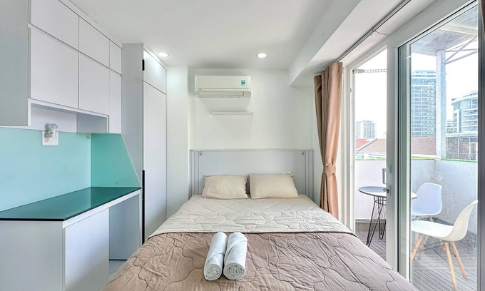 Phu My Hung Apartment | Cozy balcony studio in D7 with chill rooftop
