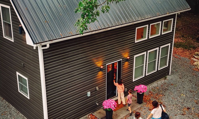 White Mills House | Cozy Basecamp Near Lake, Trails & Town!