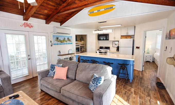 Galveston House | Cozy Beach House- 3 Minute Walk to Sunny Beach