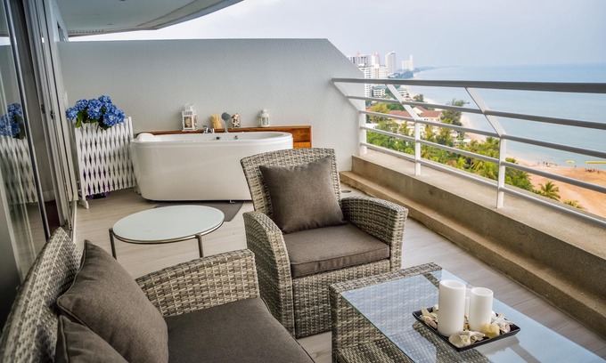 Cha-am Condo | Cozy Beachfront Condo With Jacuzzi On Balcony