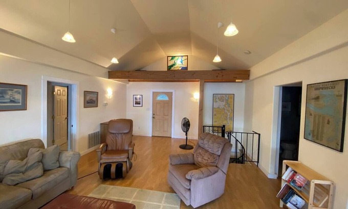 Victor House | Cozy Beachfront House w/Dock and Kayak