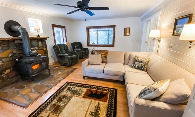 Seeley Lake House | Cozy Bear Den - private house with fenced yard!