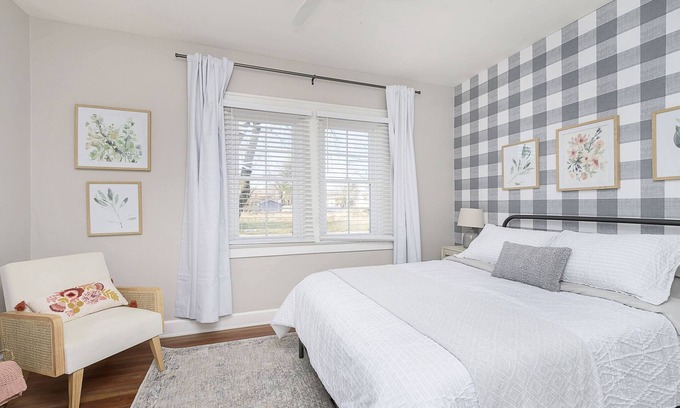 Broad Ripple House | Cozy Bungalow - walk to Broadripple Ave. and Monon