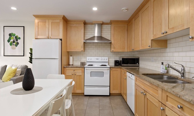 District of North Vancouver Apartment | Cozy 2BR BSMT Suite Near Grouse Mt. and Edgemont.
