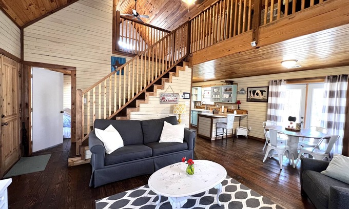 Wills Point Cabin | Cozy Cabin 15 min from Trade Days