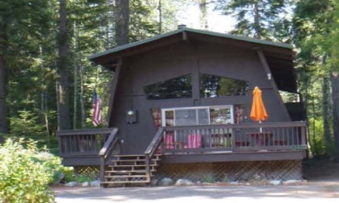 Truckee House | Cozy cabin across the street from Donner Lake