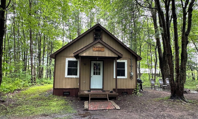 Redfield Cabin | Cozy cabin away from Hustle and Bustle - Woodsy, Peaceful, Tranquil!
